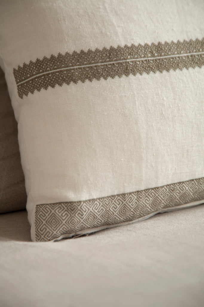 Almohadones de lino, hand-embroidered linen cushions