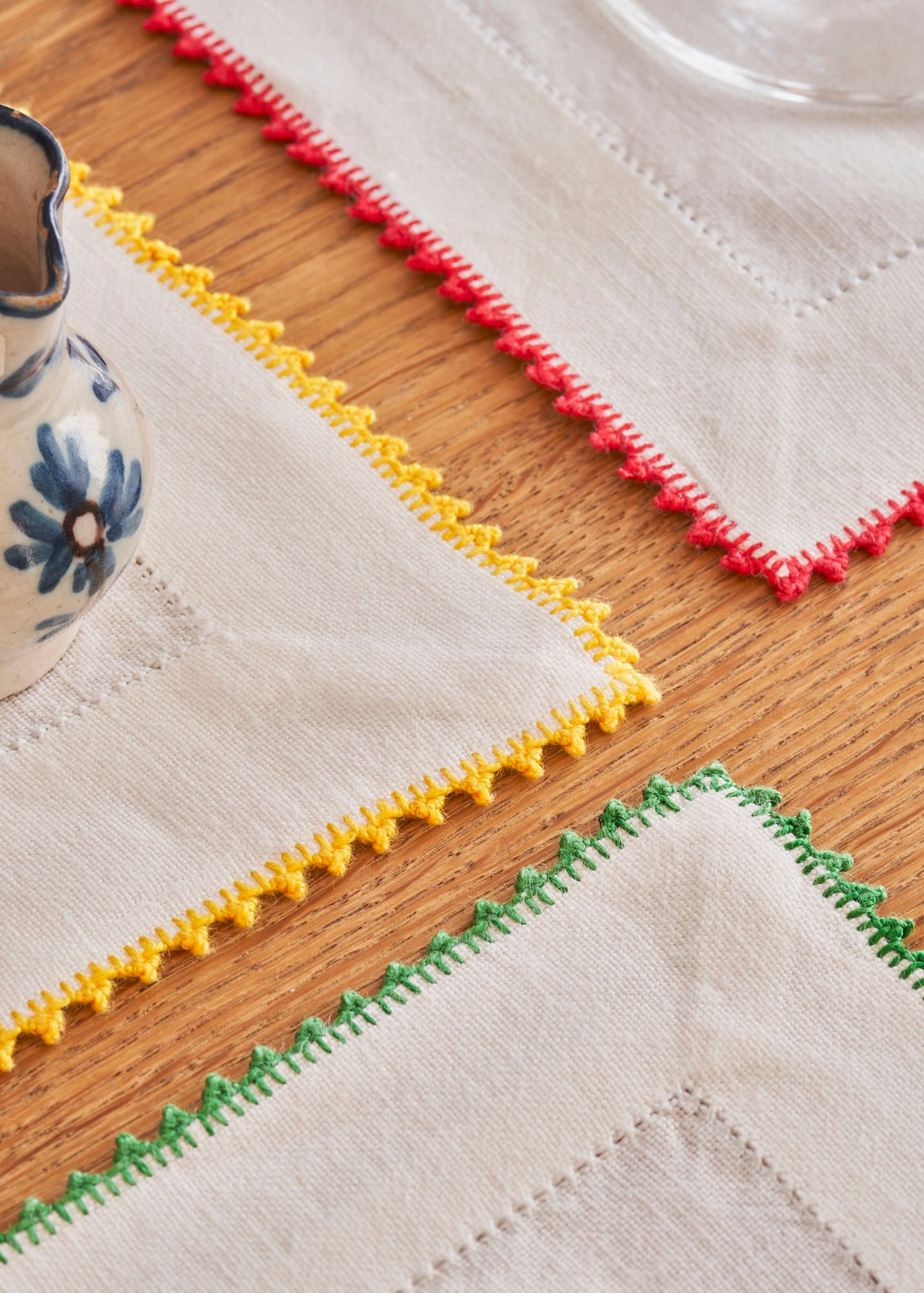 Detalle individuales de mesa bordados a mano Piquillo
