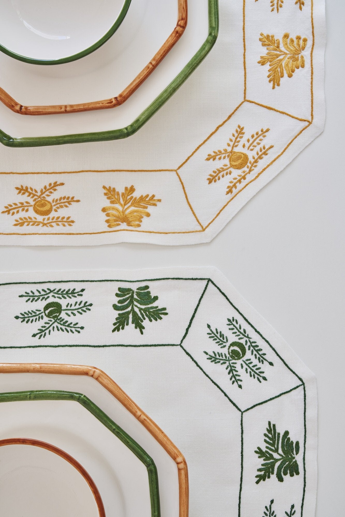 Set de dos individuales de mesa bordados a mano Helechos