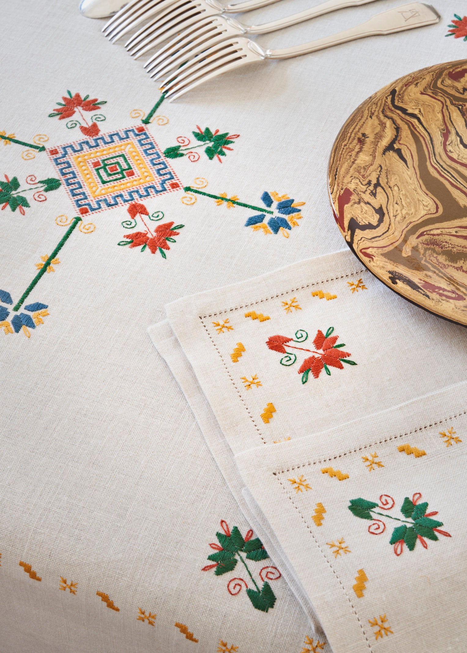 Escudos Tablecloth