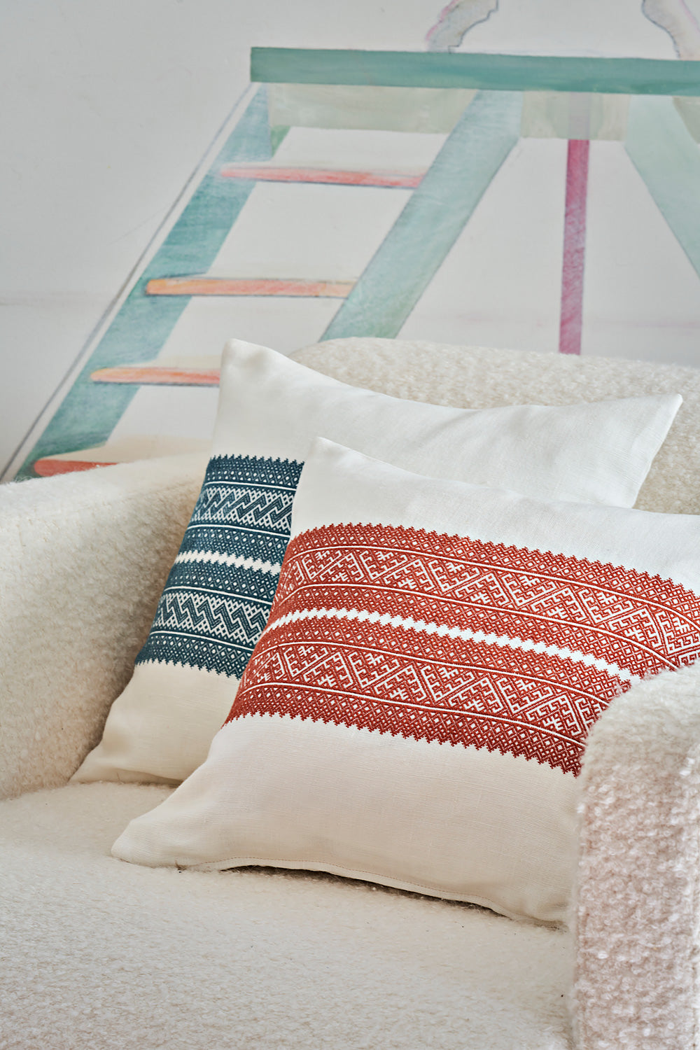 Almohadones de lino bordado a mano Procne, hand-embroidered linen cushions
