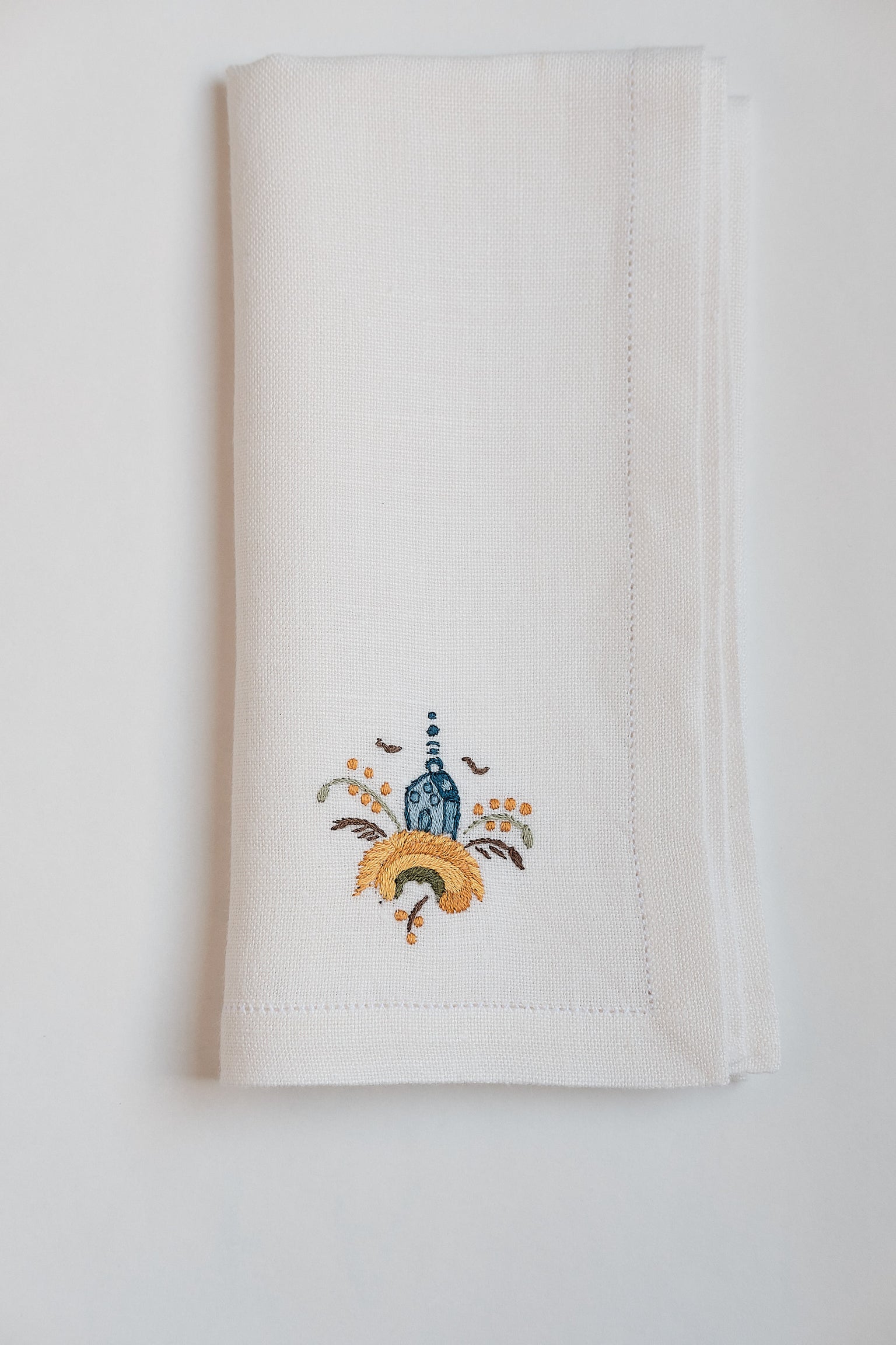 Detalle servilleta bordada a mano Alcóra