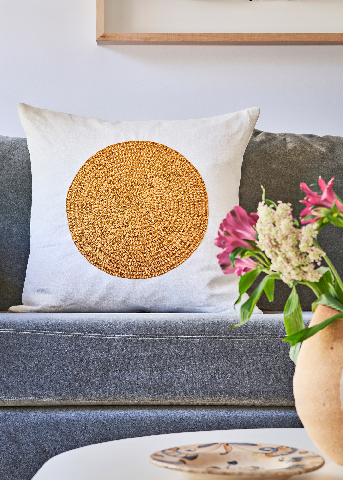 Almohadón de lino bordado a mano Sol, Sol hand-embroidered linen cushion