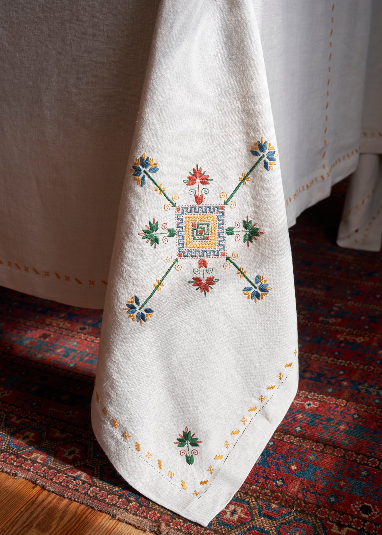 Escudos Tablecloth